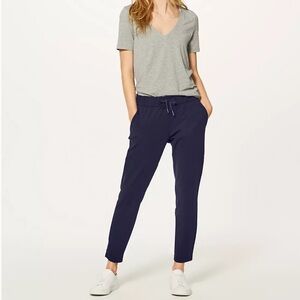 LULULEMON / Z4 ON THE FLY 7/8 LENGTH / DRAWSTRING PANTS / SZ 8 / BLACK